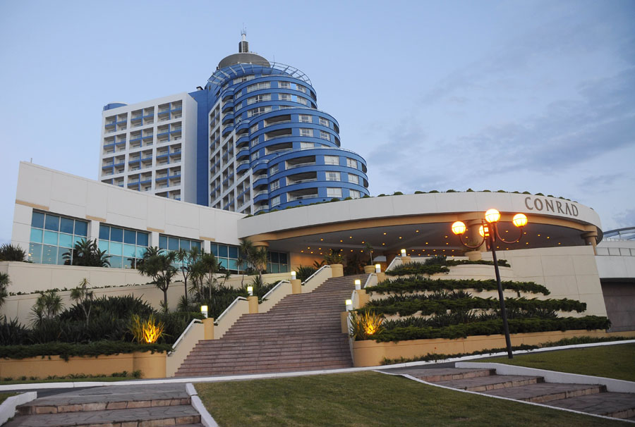 El eterno femenino de una imaginativa pintora