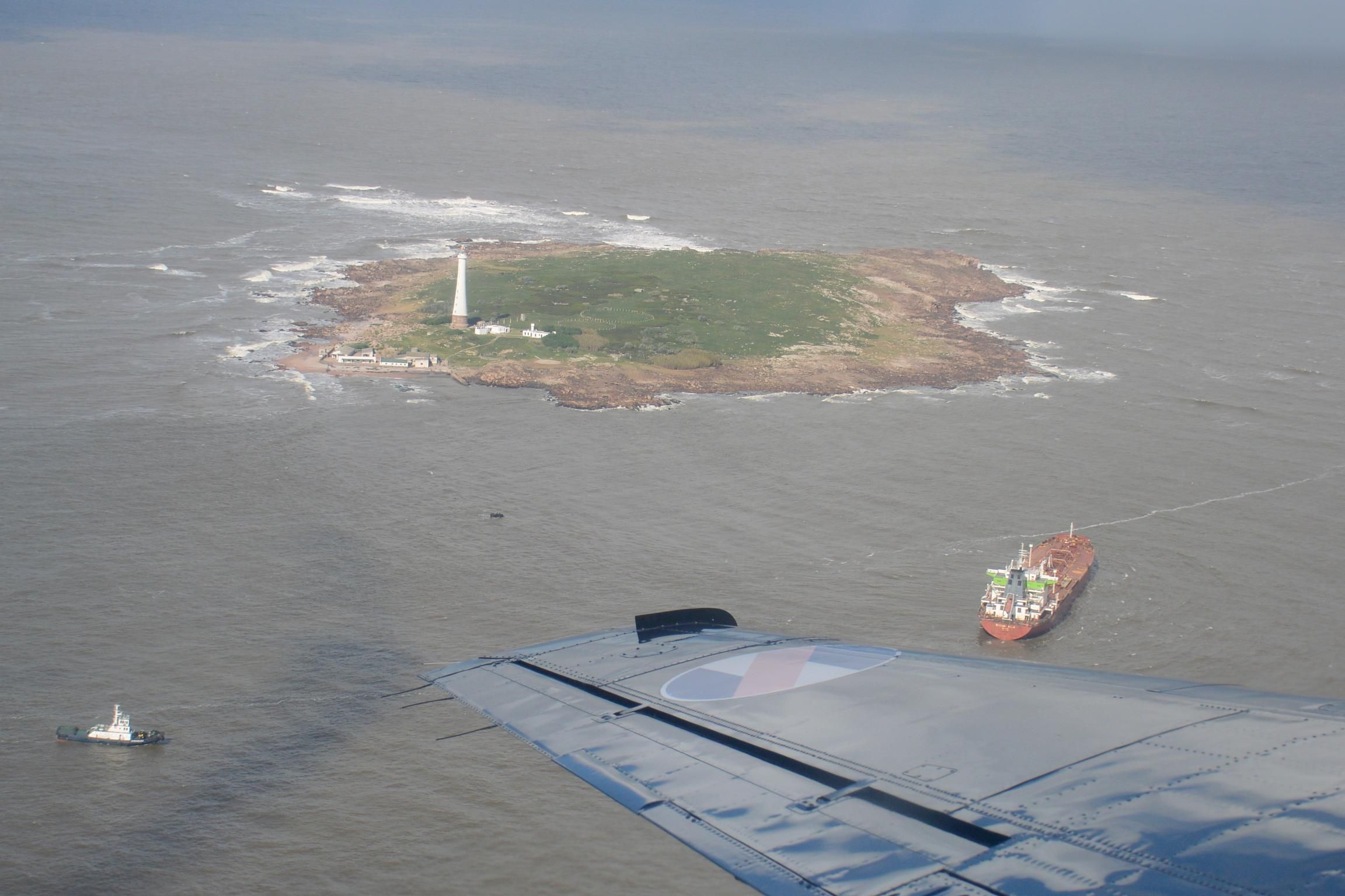 Carguero encalló frente a Punta del Este. Foto: Ricardo Figueredo