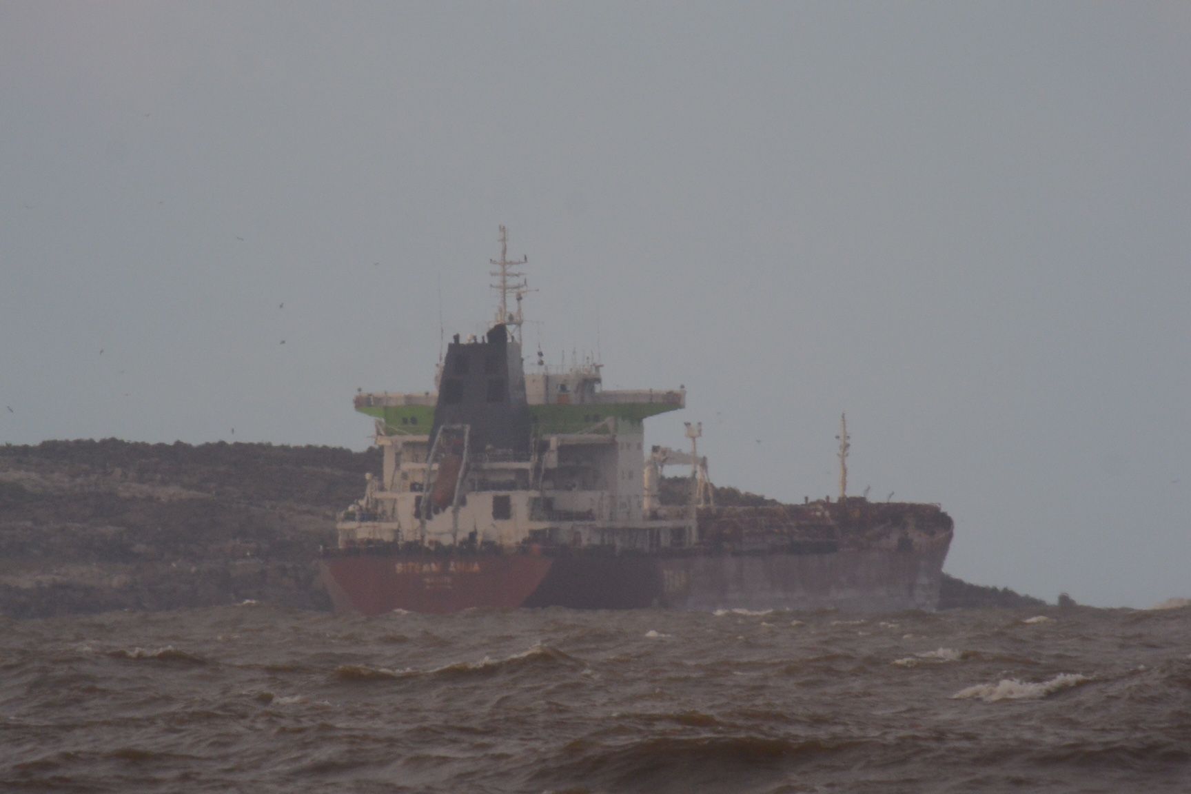 Carguero encalló frente a Punta del Este. Foto: Ricardo Figueredo