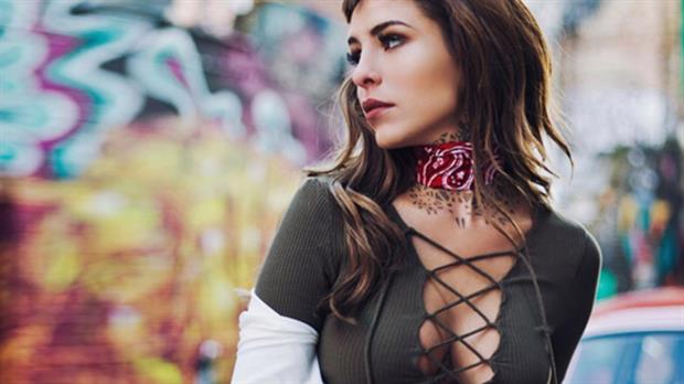 El eterno femenino de una imaginativa pintora