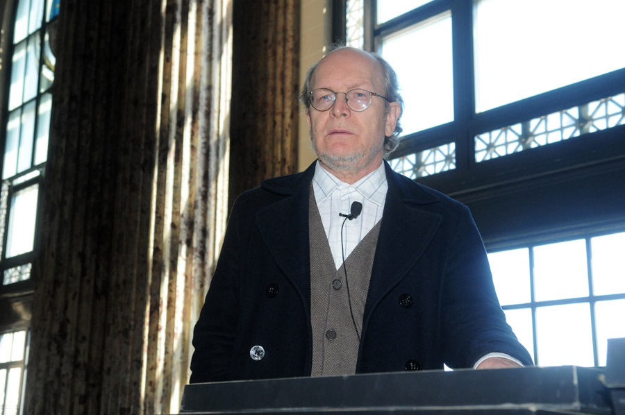 El eterno femenino de una imaginativa pintora