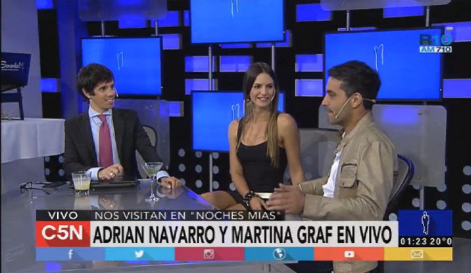 Martina Graf y Adrián Navarro con Roberto Funes