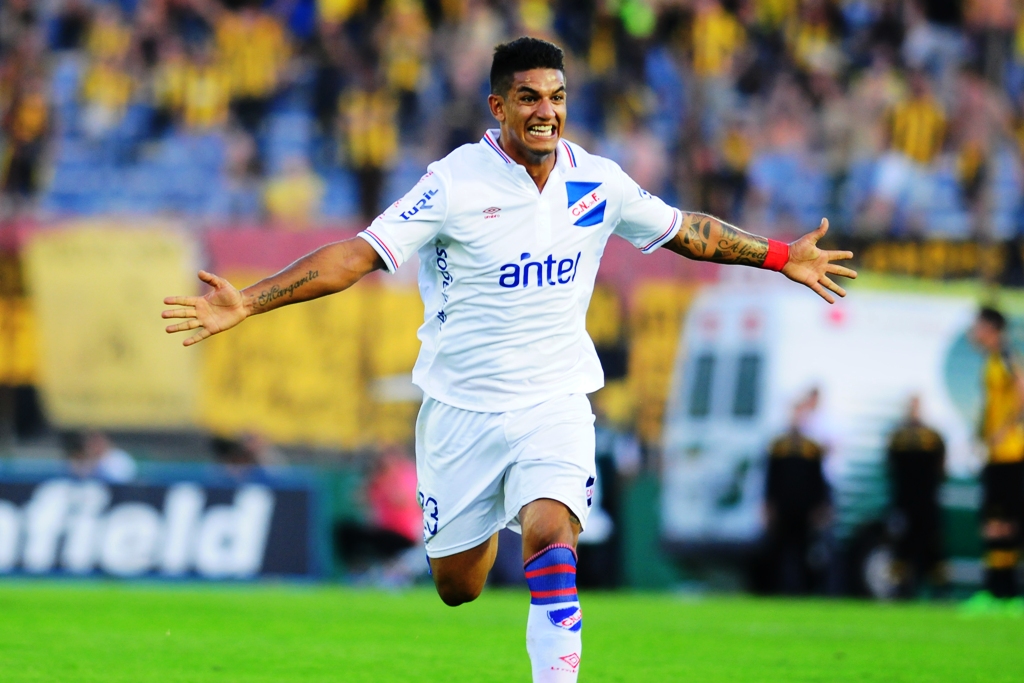 Polenta corrió a festejar con Munúa. Foto: Fotografía El País.