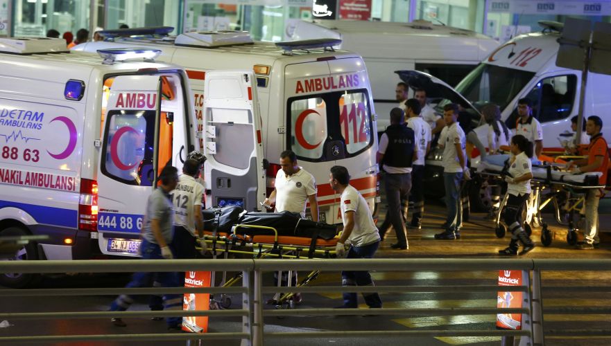 Ambulancias trabajan para atender a las víctimas del atentado. Foto: Reuters