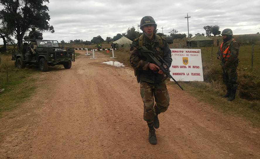 Militares reforzaron la frontera con Brasil. Foto: Néstor Araujo.