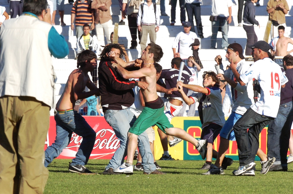 2008. Hinchas de Danubio y Nacional protagonizaron una batalla campal dentro del propio terreno de juego de Jardines del Hipódromo. Las imágenes recorrieron el mundo. Foto: Archivo El País.