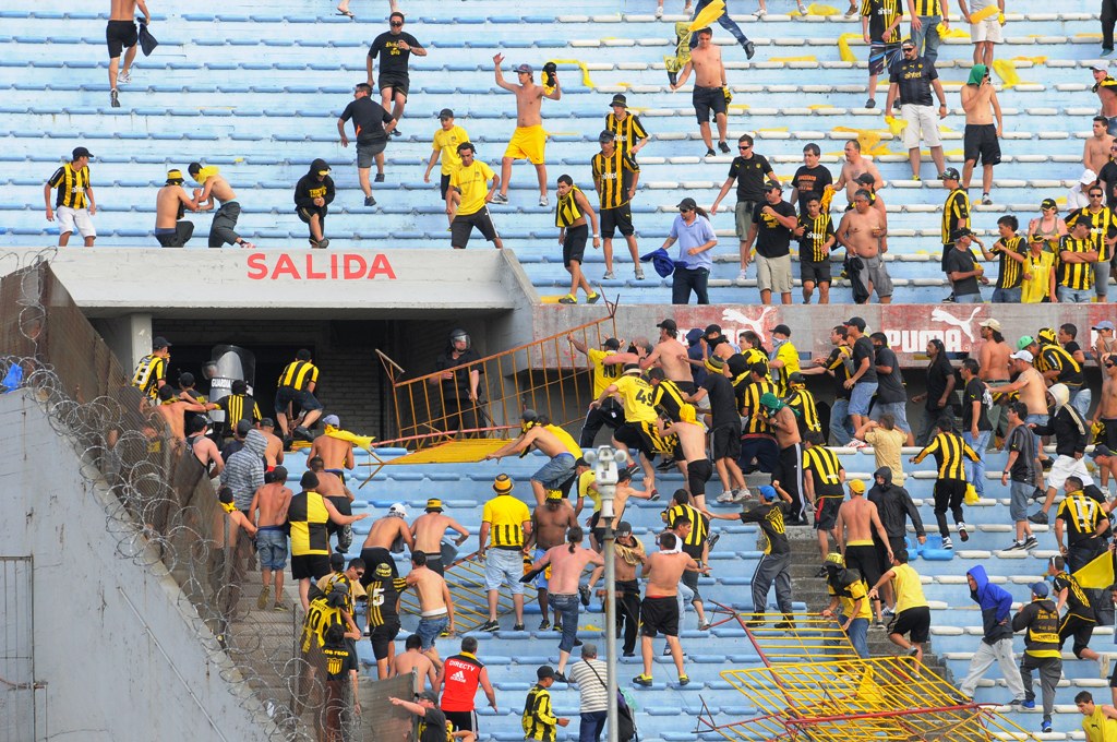 2013. Los hinchas de Peñarol se enfrentaron con la policía en la Ámsterdam. El clásico estuvo parado durante 11 minutos. Finalmente, se dio la orden de jugar y el mismo pudo llegar a su fin. Foto: Archivo El País.