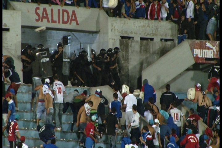 2014. La pelea entre hinchas y policías en la Colombes se robó toda la atención del choque entre Nacional y Newell’s Old Boys por la Copa Libertadores de América. Foto: Archivo El País.