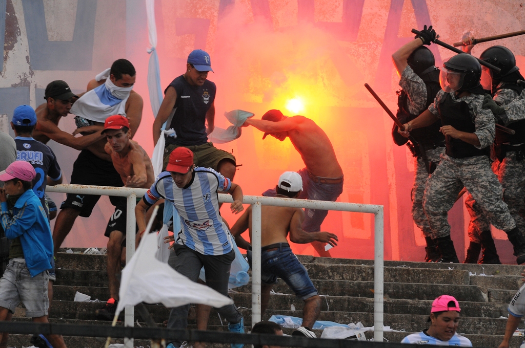 2015. Disturbios en el Estadio Tróccoli. Hinchas de Cerro y la policía se enfrentaron en la tribuna mientras transcurría el partido entre albicelestes y mirasoles. Cinco personas fueron procesadas.