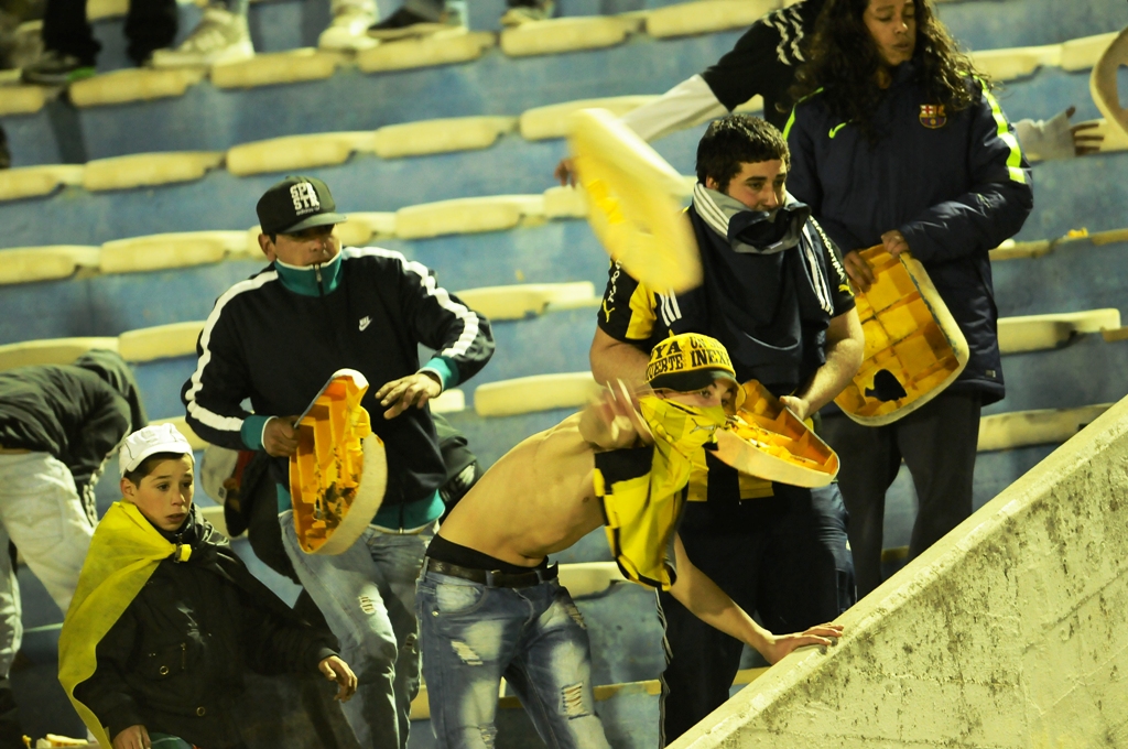 2015. Fanáticos de Peñarol y la policía se cruzaron en la Ámsterdam. El partido estuvo parado y luego se reanudó. Es recordado porque no llegó a finalizar. Se suspendió cuando quedaban siete minutos.