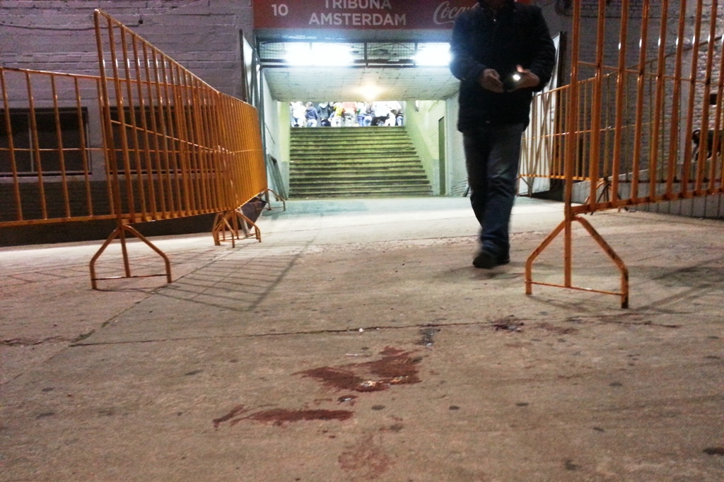 2016. El domingo, en un baño de la Tribuna Ámsterdam, un hincha de Peñarol recibió dos disparos de otro aurinegro. El partido fue suspendido en el entretiempo. Foto: Archivo El País.