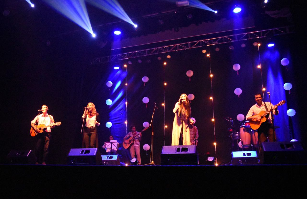 Duro e´ Boca sobre el escenario.