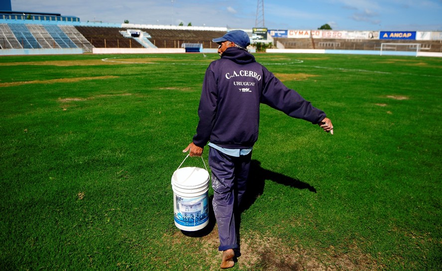 El mal estadio de la cancha del Estadio Tróccoli el día previo al partido entre Cerro y Nacional. Foto: Fernando Ponzetto