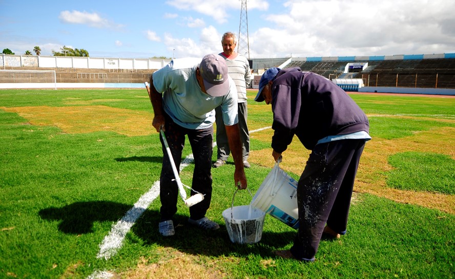 El mal estadio de la cancha del Estadio Tróccoli el día previo al partido entre Cerro y Nacional. Foto: Fernando Ponzetto