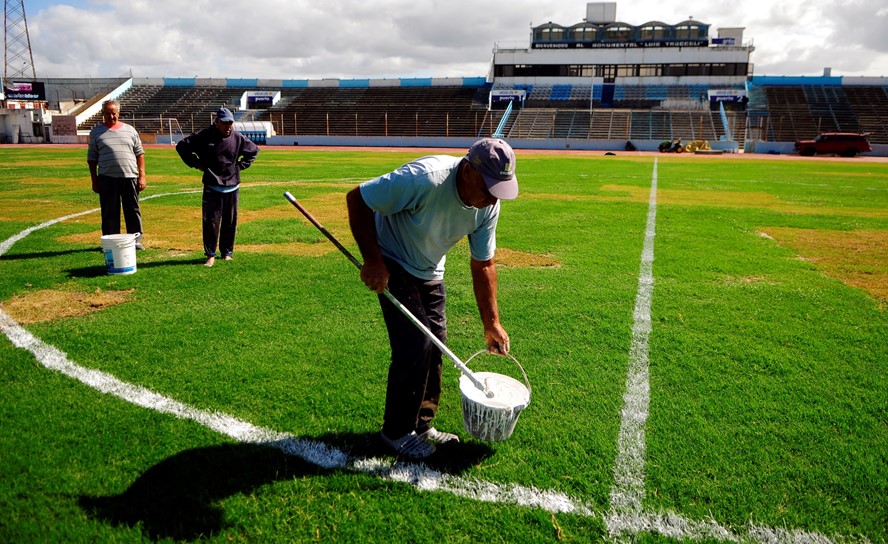 El mal estadio de la cancha del Estadio Tróccoli el día previo al partido entre Cerro y Nacional. Foto: Fernando Ponzetto
