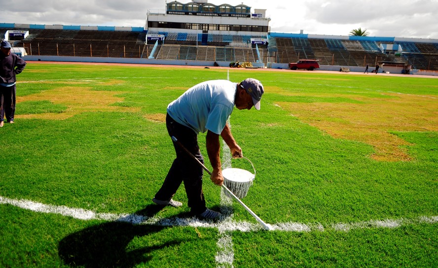 El mal estadio de la cancha del Estadio Tróccoli el día previo al partido entre Cerro y Nacional. Foto: Fernando Ponzetto