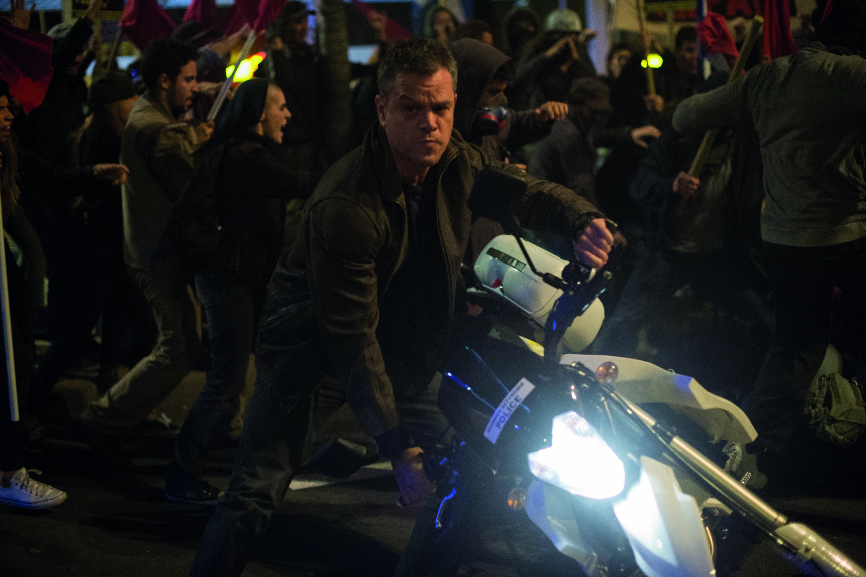 Tras doce años en las sombras, Jason Bourne sale a la luz impulsado por su pasado.