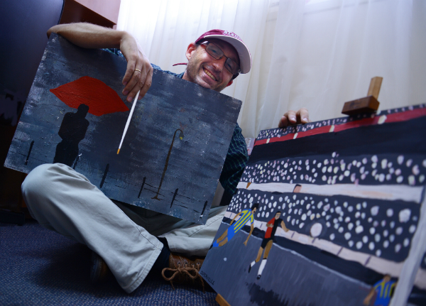 Daniel Supervielle con dos de sus trabajos (Foto: Martín Silva Quartino)