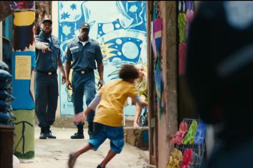 Polémico spot en Brasil, donde un niño escapa de la Policía. Foto: Captura YouTube.