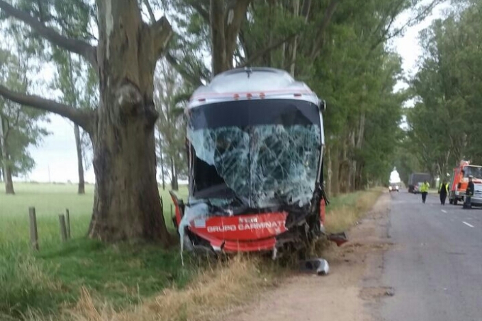 Brutal choque entre una ómnibus y una camioneta en Colonia. Foto: Daniel Rojas.