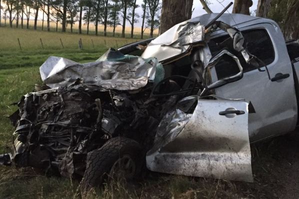 Brutal choque entre una ómnibus y una camioneta en Colonia. Foto: Daniel Rojas.