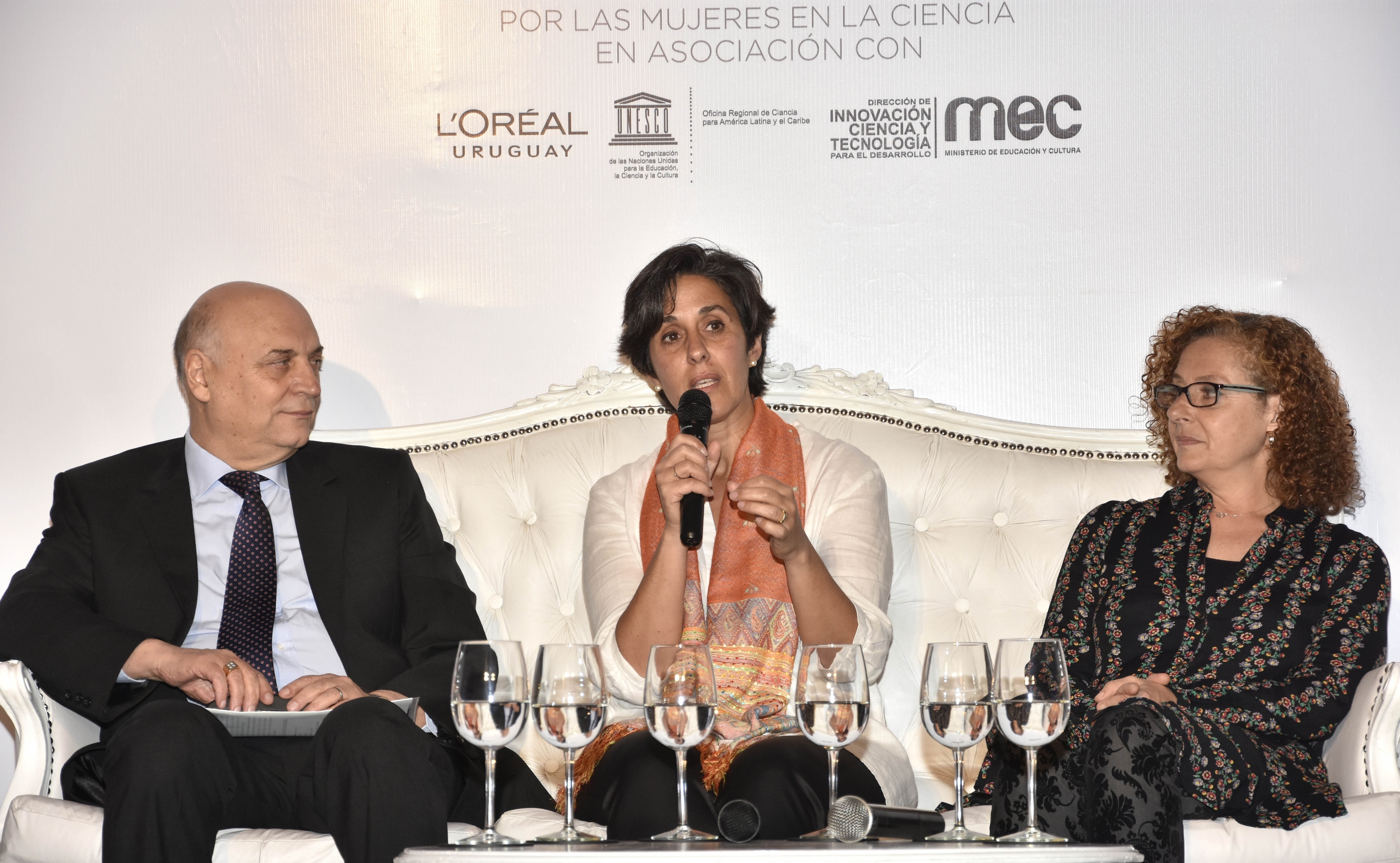 El eterno femenino de una imaginativa pintora