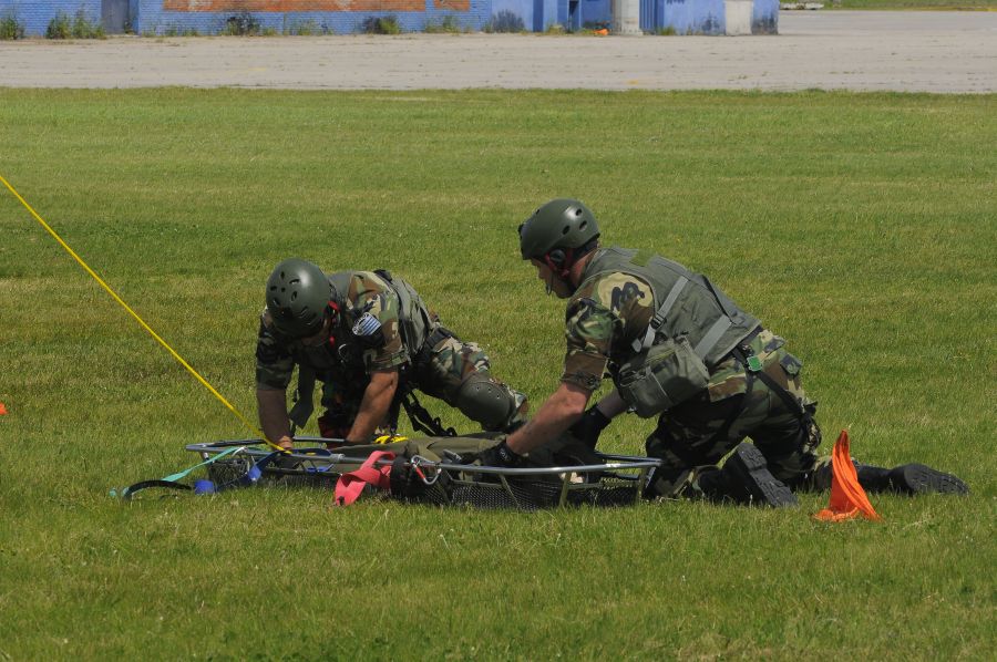 Grupo de rescatistas de la Fuerza Aérea Uruguaya. Foto: Ariel Colmegna