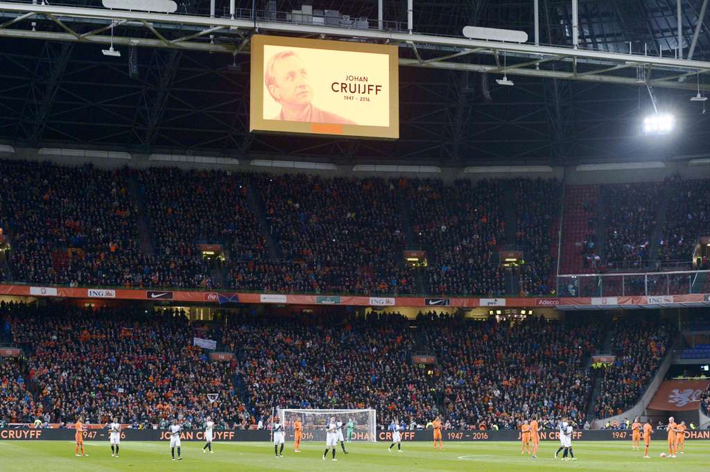 Holanda-Francia se detuvo a los 14' para homenajear a Cruyff. Foto: AFP.