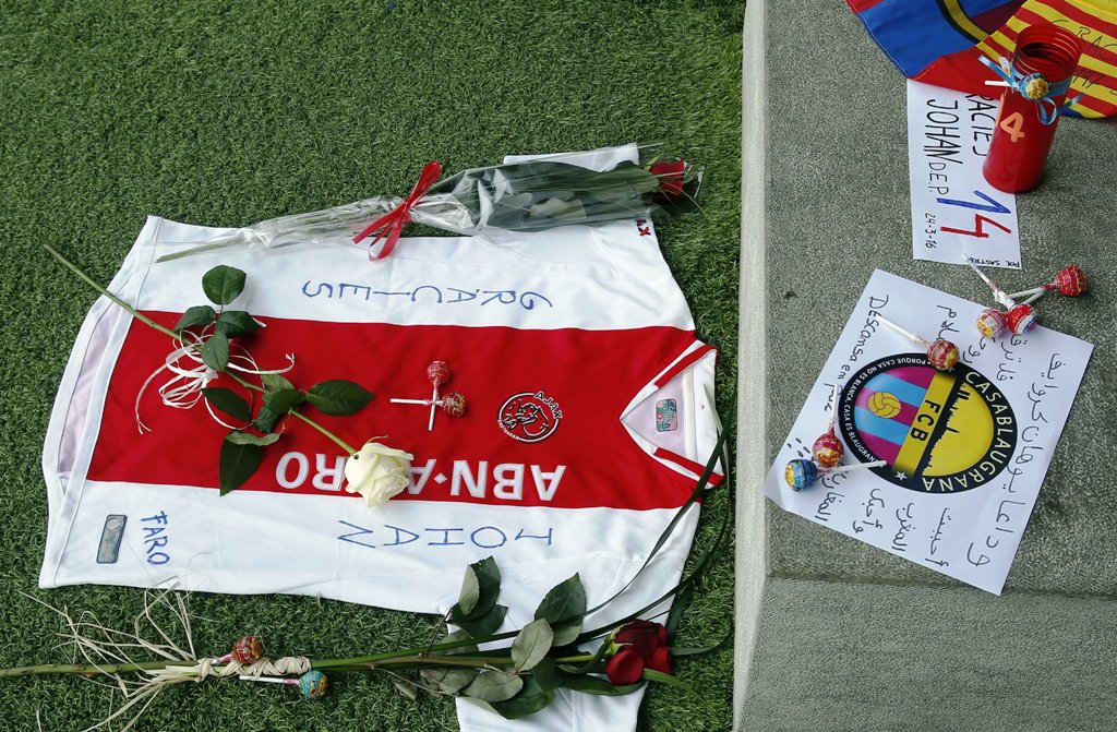 Altar improvisado a Cruyff. Foto: EFE