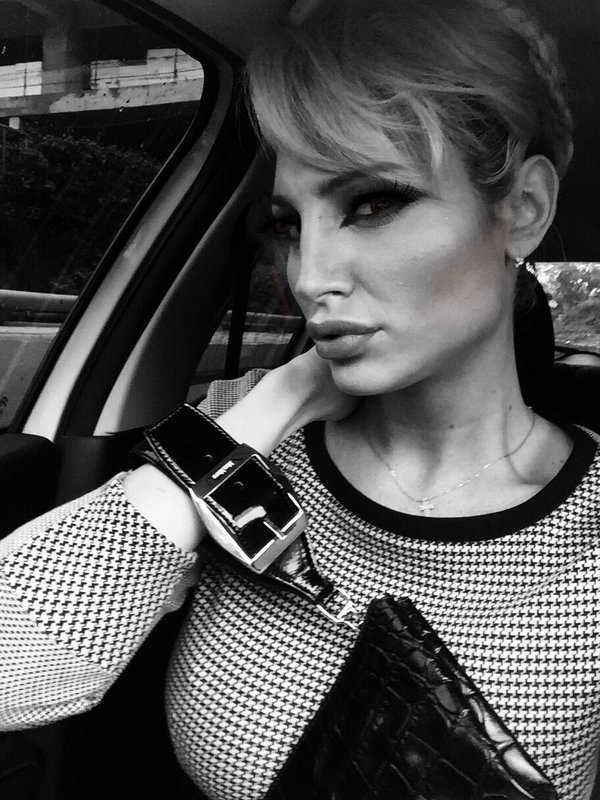 El eterno femenino de una imaginativa pintora