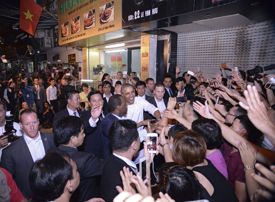 Obama, frente a cientos de vietnamitas, tras anunciar el fin del embargo. Foto: EFE
