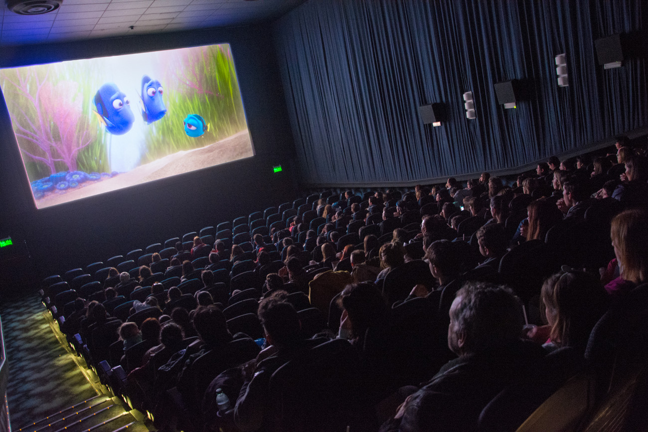 La sala colmada de entusiasmados expectadores.