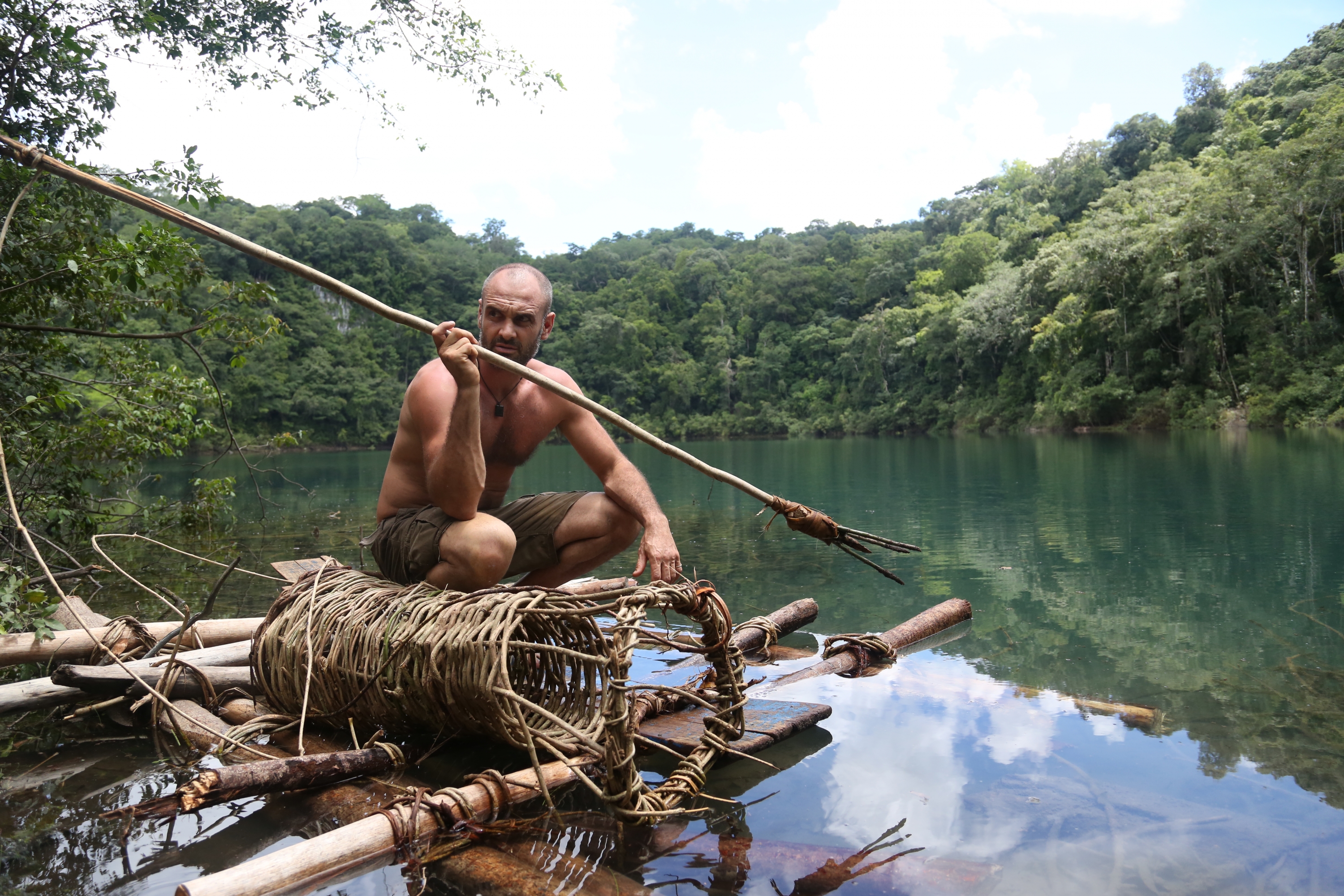 Para alimentarse deberá ingeniárselas cazando y pescando.