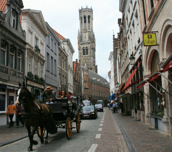Una de las opciones es recorrer sus calles en carruajes tirados por caballos.