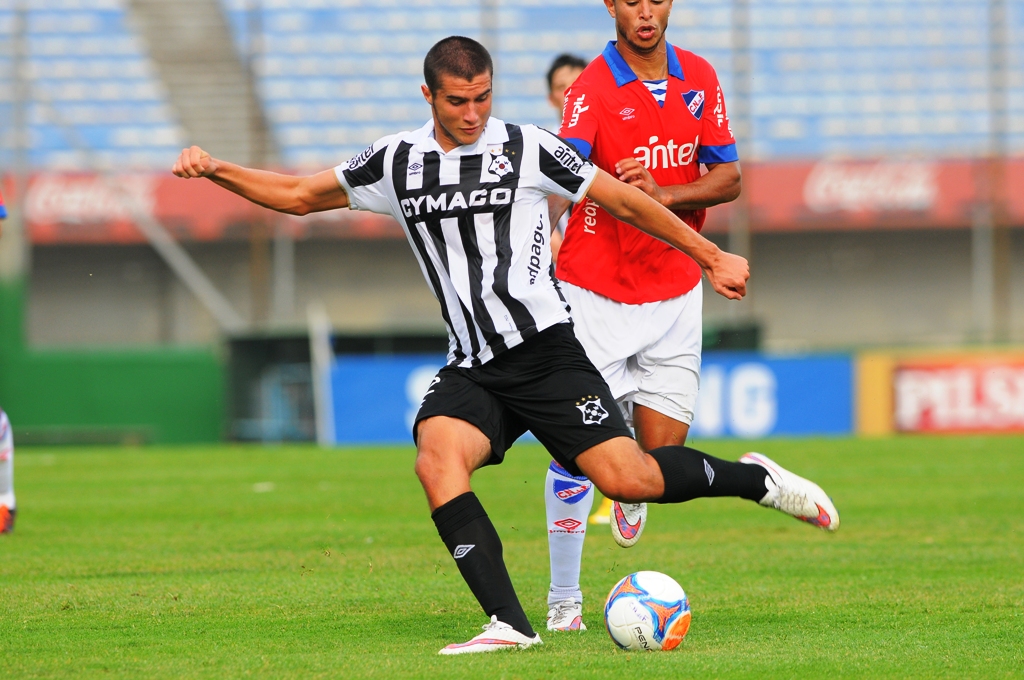 El eterno femenino de una imaginativa pintora