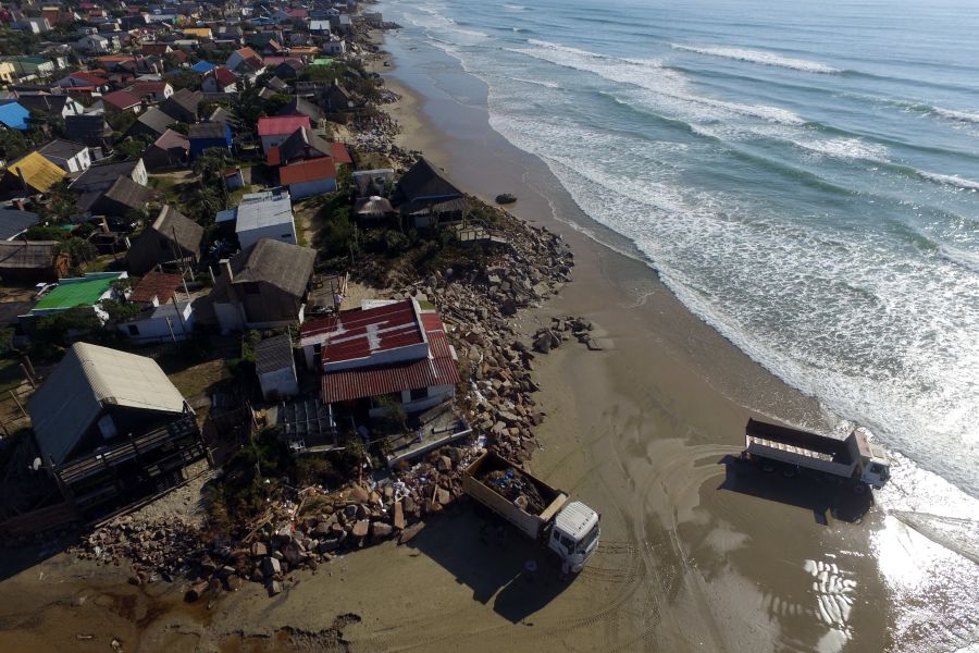 Personal de la Intendencia de Rocha comenzó a retirar escombros y demoler las casas de Aguas Dulces. Foto: R. Figueredo