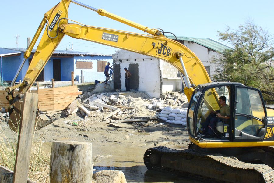 Personal de la Intendencia de Rocha comenzó a retirar escombros y demoler las casas de Aguas Dulces. Foto: R. Figueredo