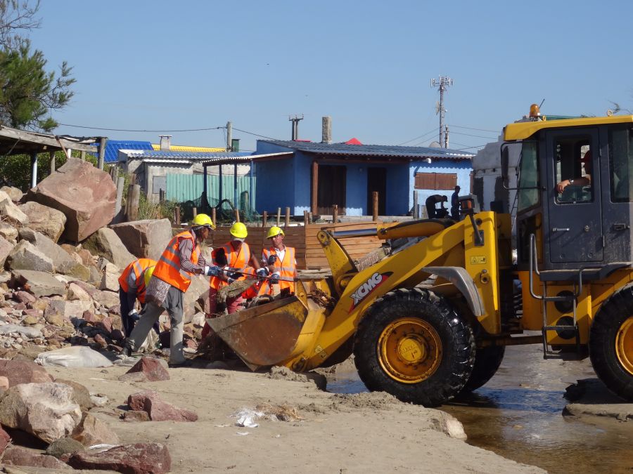 Personal de la Intendencia de Rocha comenzó a retirar escombros y demoler las casas de Aguas Dulces. Foto: R. Figueredo