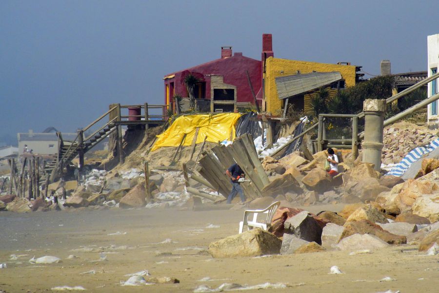 Personal de la Intendencia de Rocha comenzó a retirar escombros y demoler las casas de Aguas Dulces. Foto: R. Figueredo