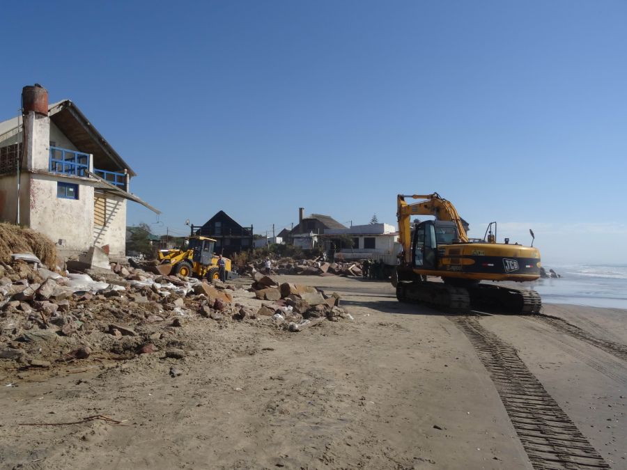 Personal de la Intendencia de Rocha comenzó a retirar escombros y demoler las casas de Aguas Dulces. Foto: R. Figueredo
