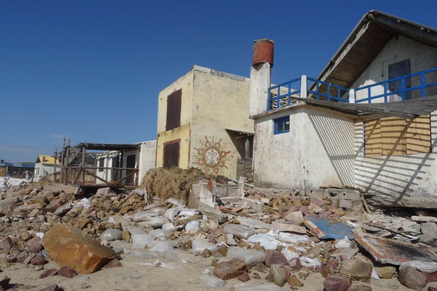 Personal de la Intendencia de Rocha comenzó a retirar escombros y demoler las casas de Aguas Dulces. Foto: R. Figueredo