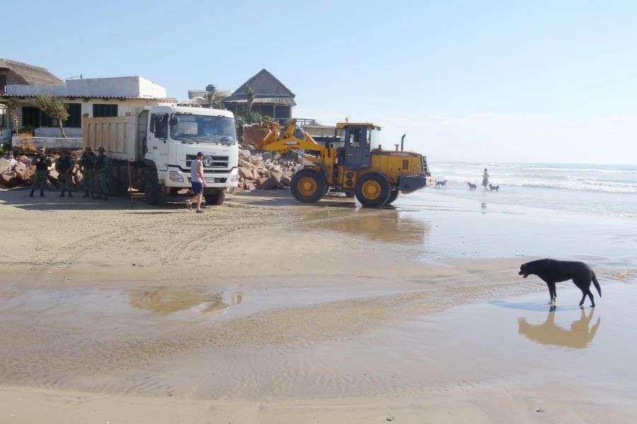 Personal de la Intendencia de Rocha comenzó a retirar escombros y demoler las casas de Aguas Dulces. Foto: R. Figueredo