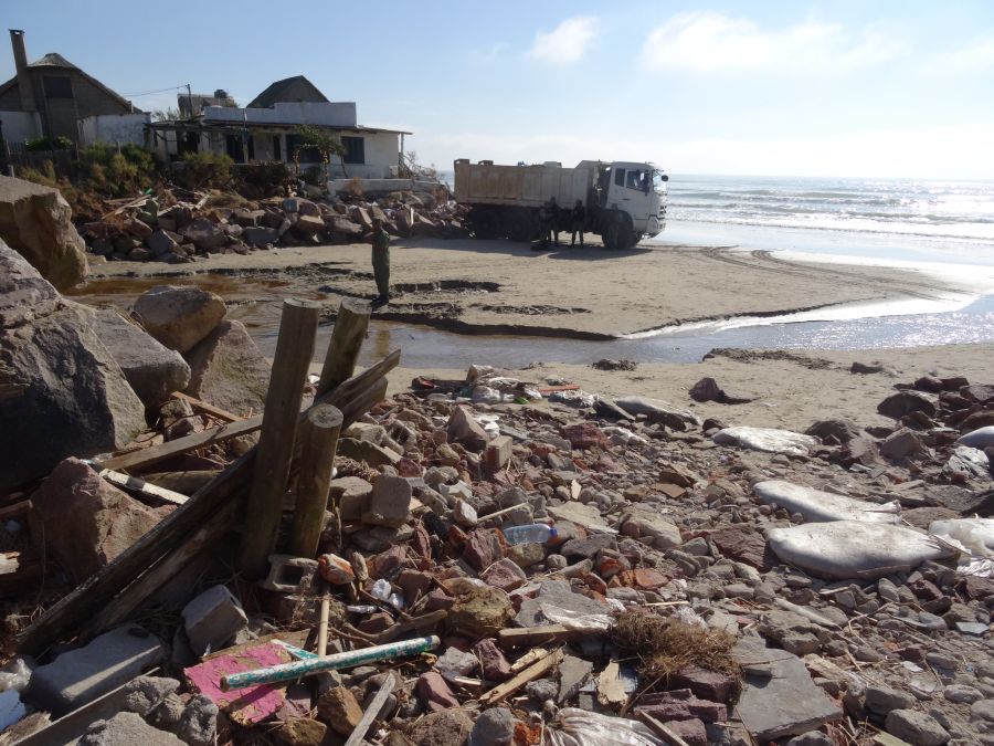Personal de la Intendencia de Rocha comenzó a retirar escombros y demoler las casas de Aguas Dulces. Foto: R. Figueredo