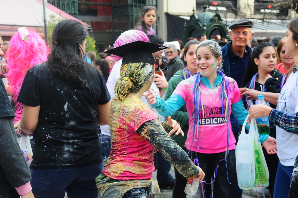 Festejo por graduación de nuevos médicos. foto: Marcelo Bonjour