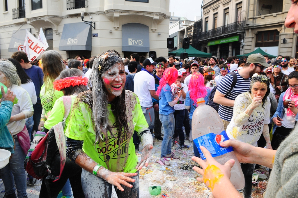 Festejo por graduación de nuevos médicos. foto: Marcelo Bonjour