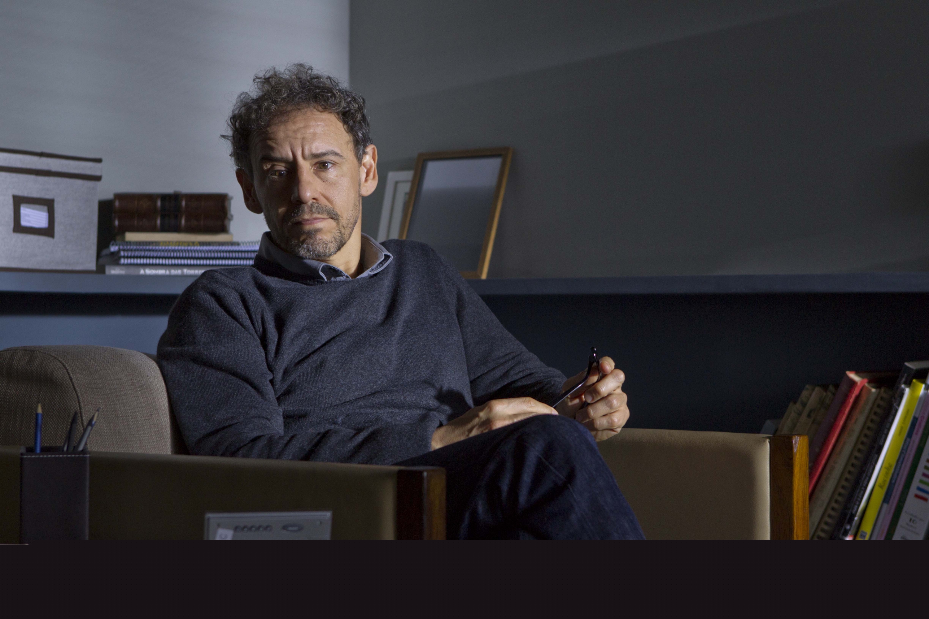 Emílio DE Mello va por la tercera temporada de <i>Psi, </i>que tendrá formato diferente.