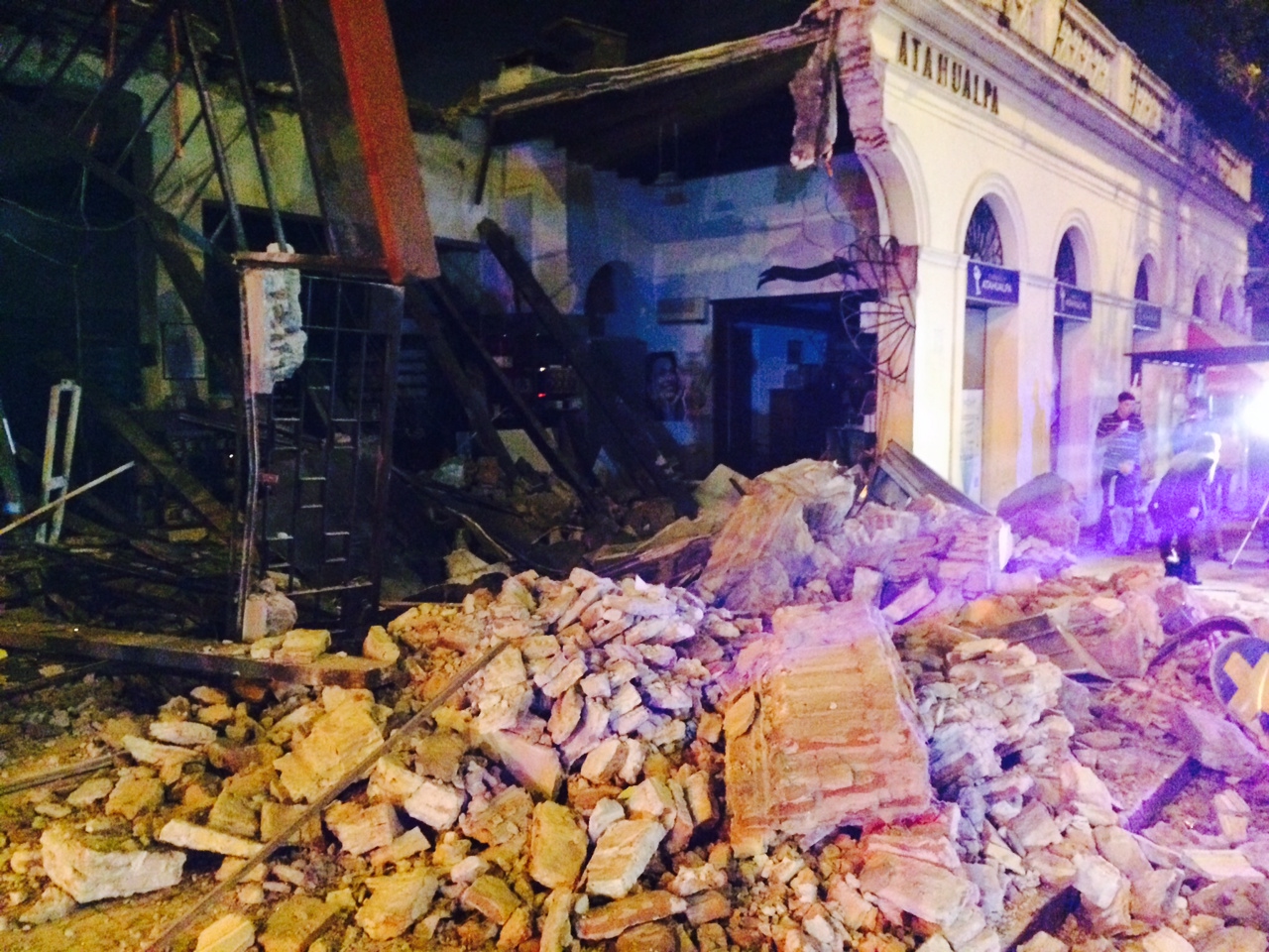 Derrumbe farmacia Atahualpa. Foto: Gabriel Rodríguez