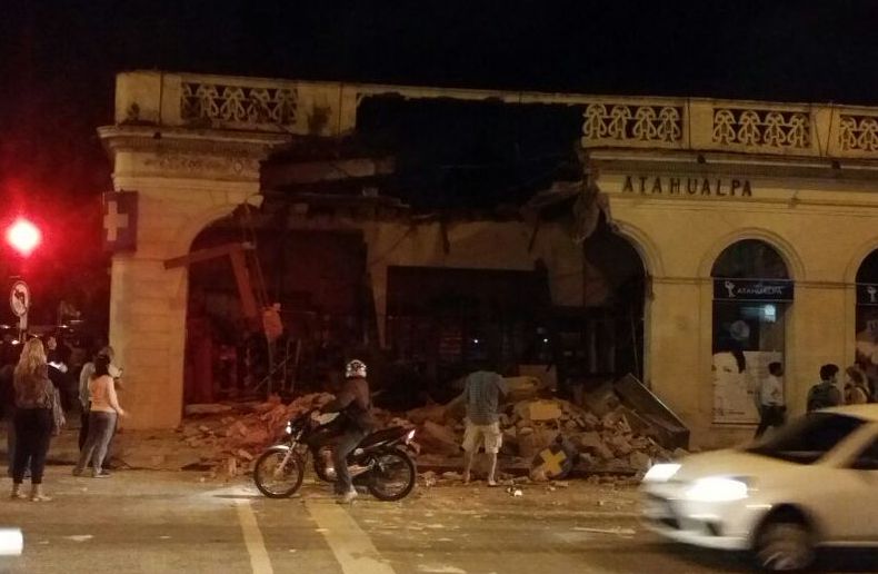 Derrumbe en la farmacia Atahualpa. Foto: @pablodmv