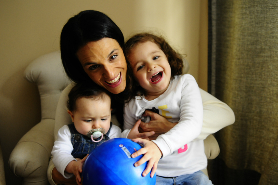 Caro Anastasiadis con Alfonsina y Francisca. Foto: Marcelo Bonjour