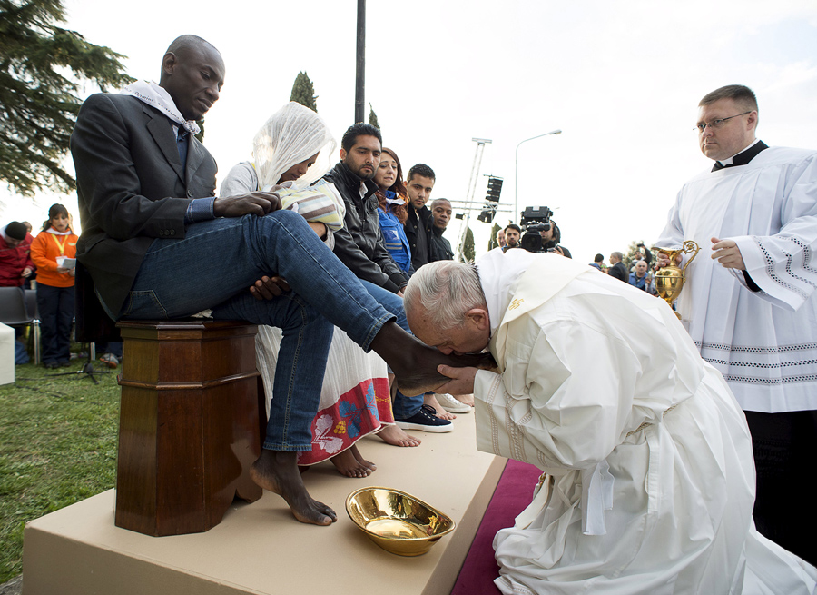 Para la última cena, el Papa seleccionó a 12 refugiados. Foto: Reuters